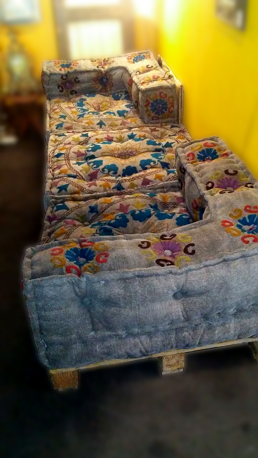 Sofa bordado sobre palets