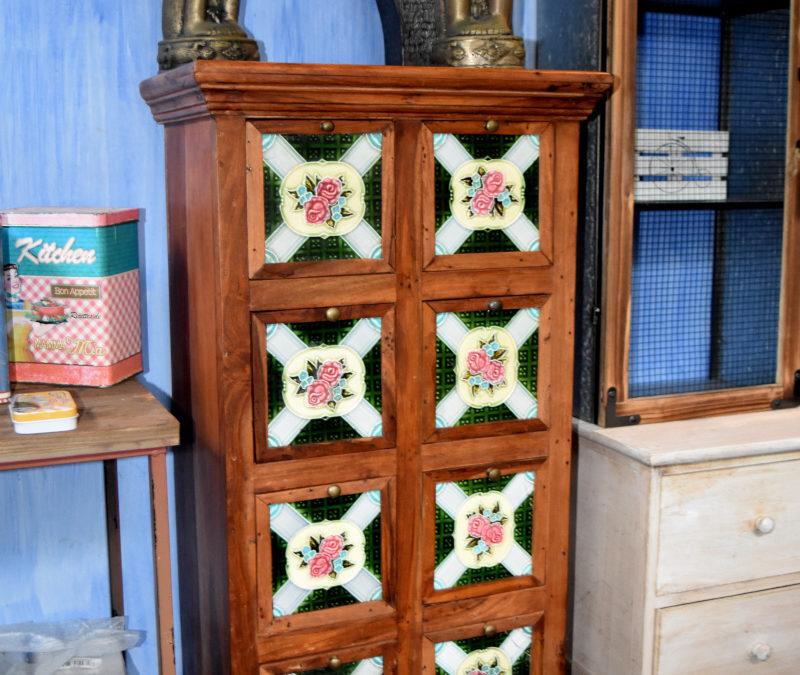 Cajonera palisandro y azulejos antiguos